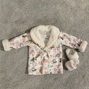 **New** Cozy baby White and Pink Fleece Robe with Slippers